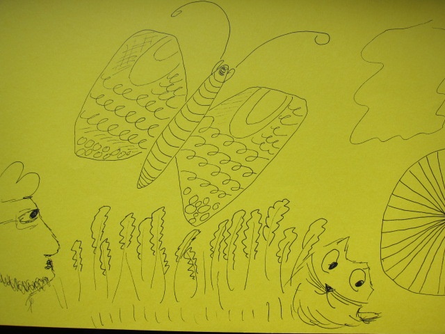 Eine farbenfrohe Zeichnung mit einem großen Schmetterling, der über eine grüne Wiese fliegt. Im Vordergrund ist eine Katze, die aus dem Gras schaut, während ein Gesicht eines Mannes auf der linken Seite zu sehen ist.