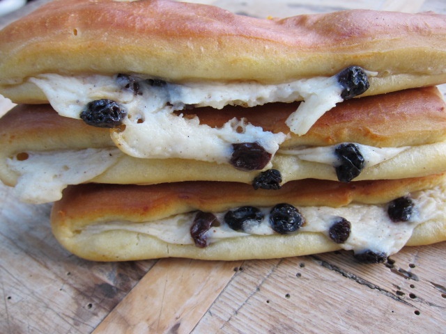 Gestapelte Plunderteilchen mit süßer Füllung und Rosinen.