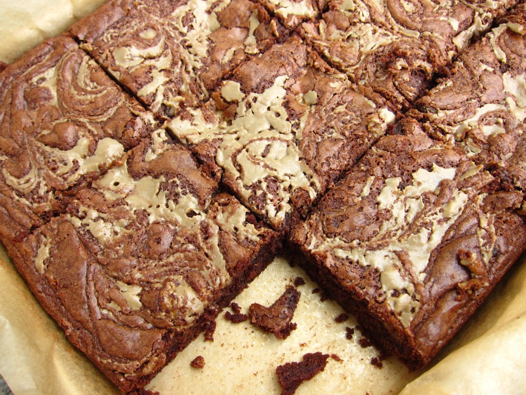 Brownies mit einer Marmormusterung aus Schokolade und Puddingcreme, in rechteckige Stücke geschnitten.