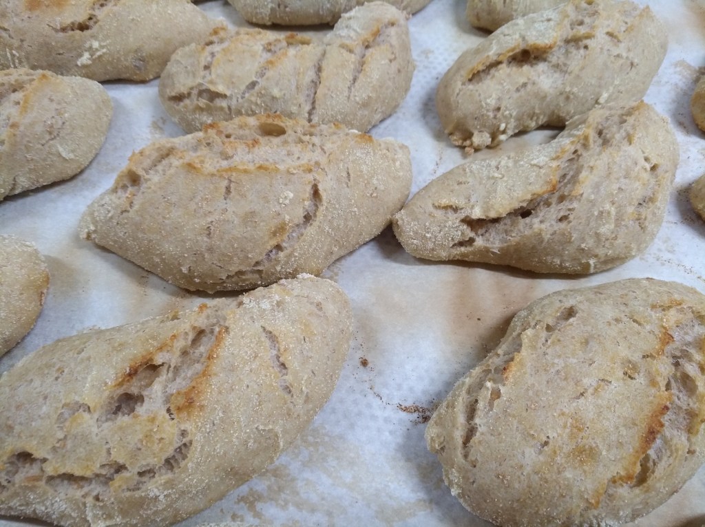 Teiglinge aus Vollkornbrot auf einem Backblech, bereit zum Backen