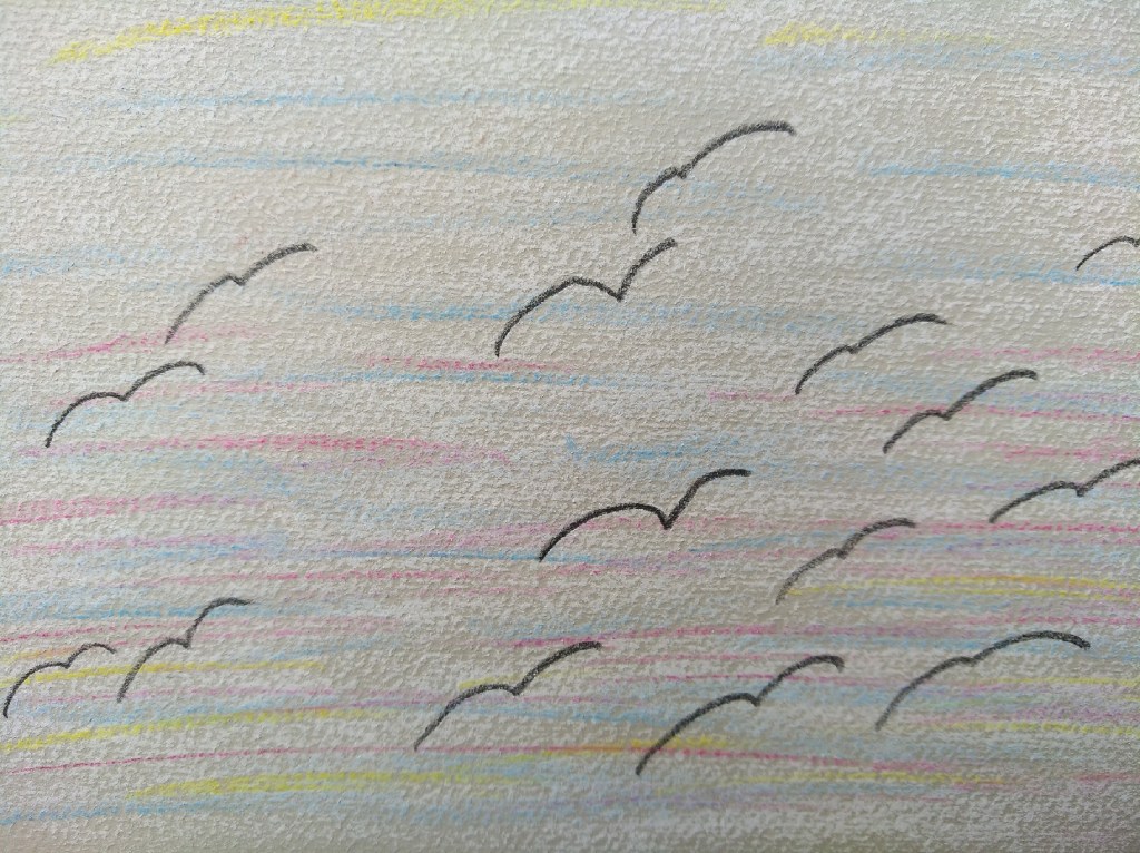 Bunte Pastellzeichnung eines Himmels mit Wolken und Vögeln