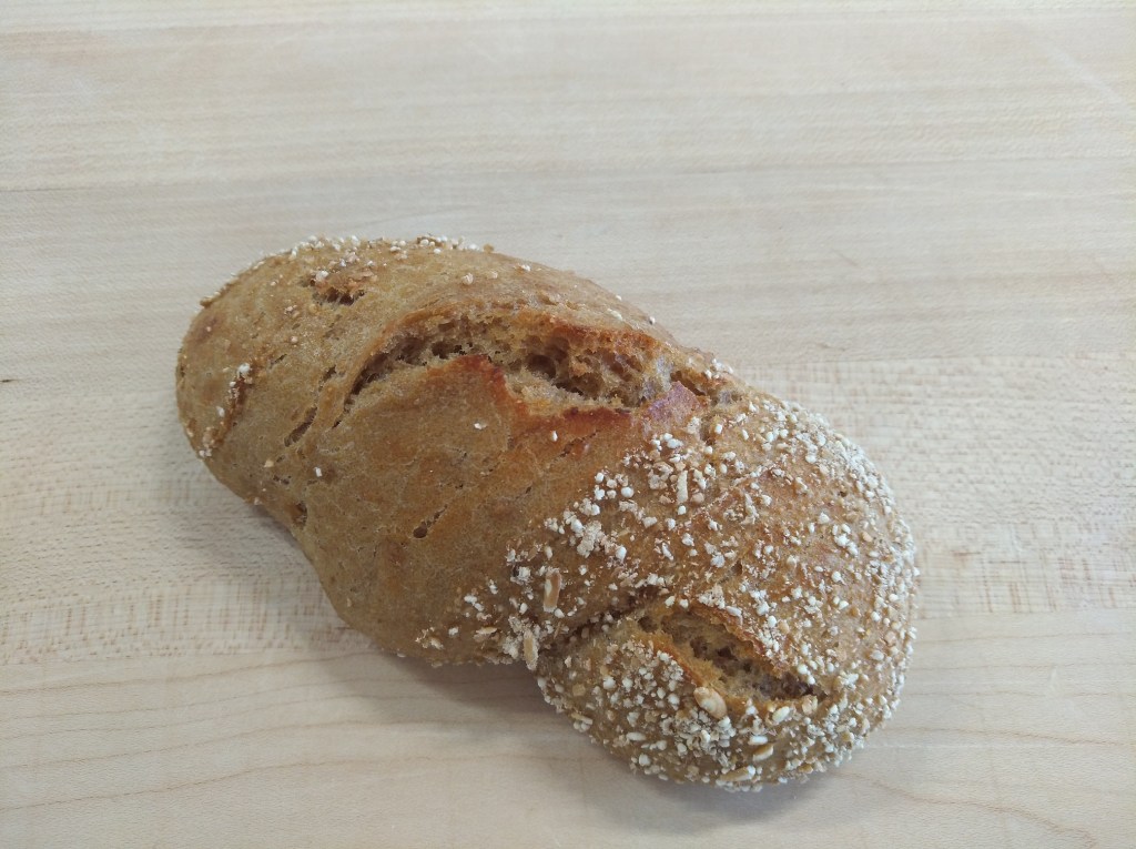 Ein frisch gebackenes Mischbrot mit einer goldbraunen Kruste und einer groben, herzhaften Textur.