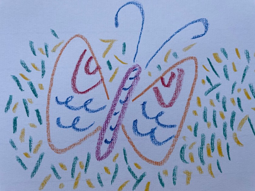 Eine bunte Zeichnung eines Schmetterlings, umgeben von grünem und gelbem Gras, erstellt mit Buntstiften.