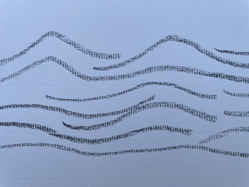 Eine Zeichnung mit wellenförmigen Linien in schwarz auf einem hellen Hintergrund, die eine sanfte Wasseroberfläche darstellen.